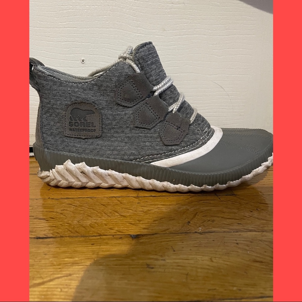 Womens 7 Sorel out and about light waterproof winter boots in great condition